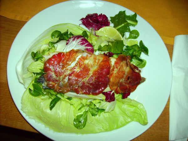 13 Loewenzahn-Endivien-Zuckerhut-Chicoree-Feldsalatberg an Argan-Oel mit Panchetta-Forelle