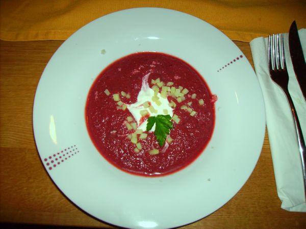 14 Rote-Beete-Suppe mit Ingwer und Petersilienwurzelwuerfelchen und frischem Meerrettich